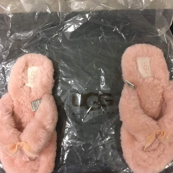 UGG Girl's Pink Sheepskin Thong Slippers Size 1 - New - Picture 2 of 6